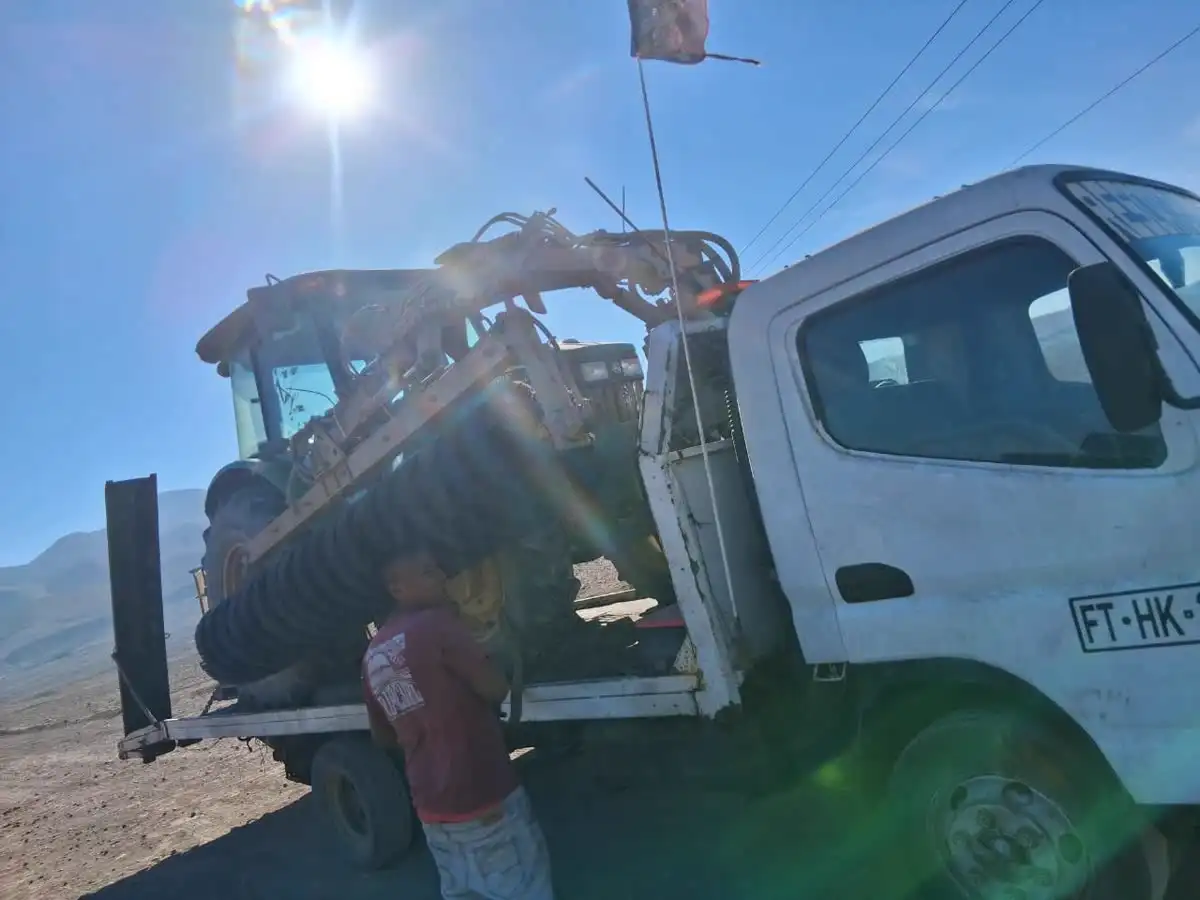 Traslado de maquinaria agrícola en grúa