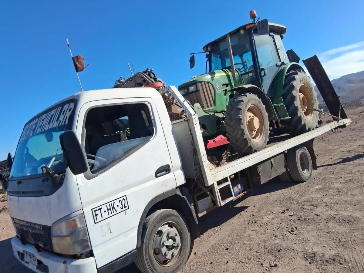 Transporte de tractor sobre grúa plataforma