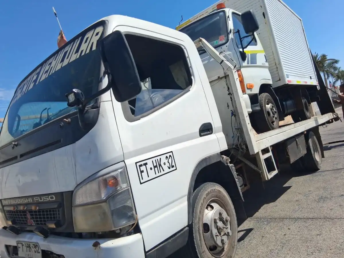 Traslado de camión sobre grúa cama en Antofagasta